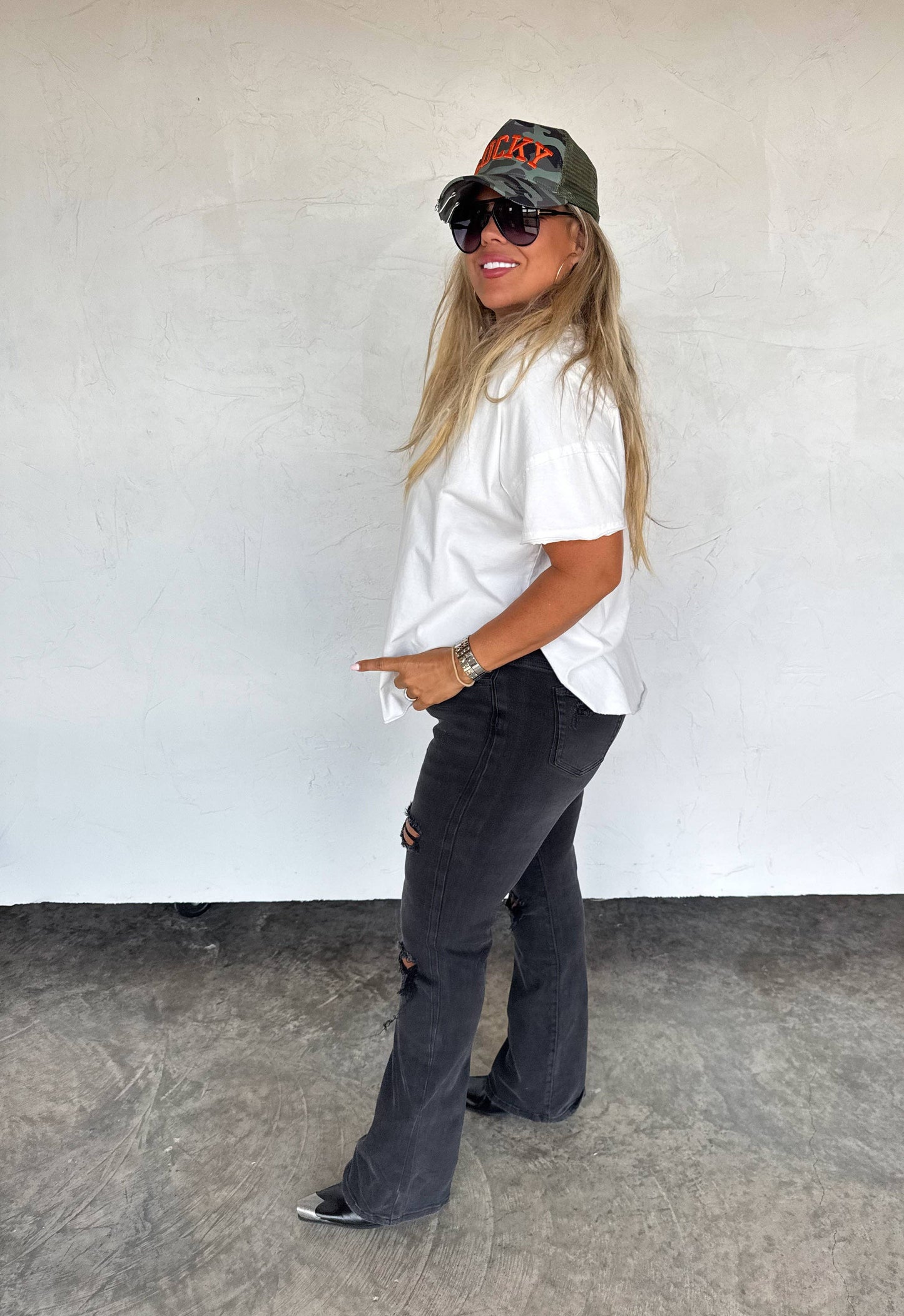 STRAIGHT LEG DISTRESSED JEANS