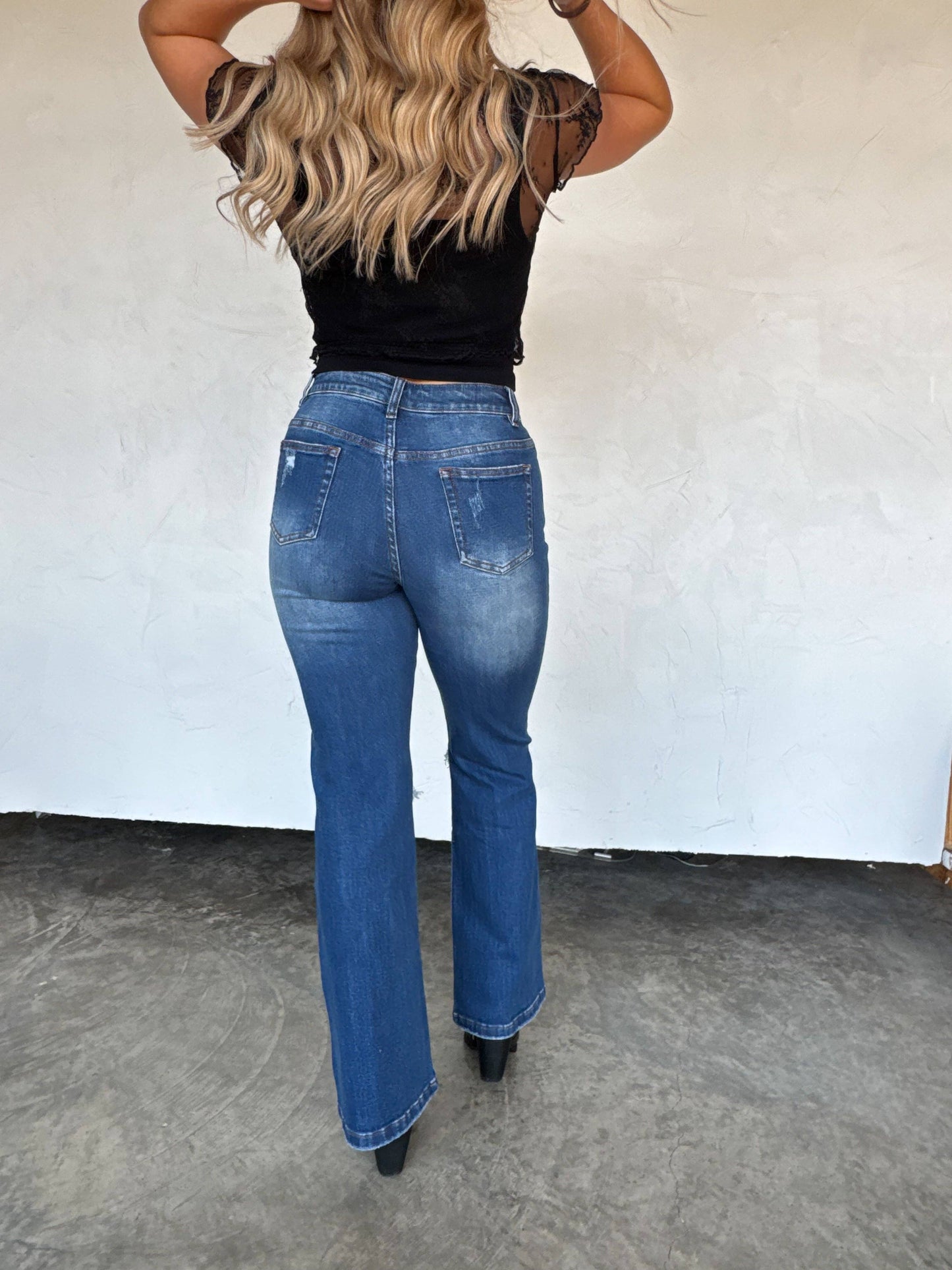 STRAIGHT LEG DISTRESSED JEANS