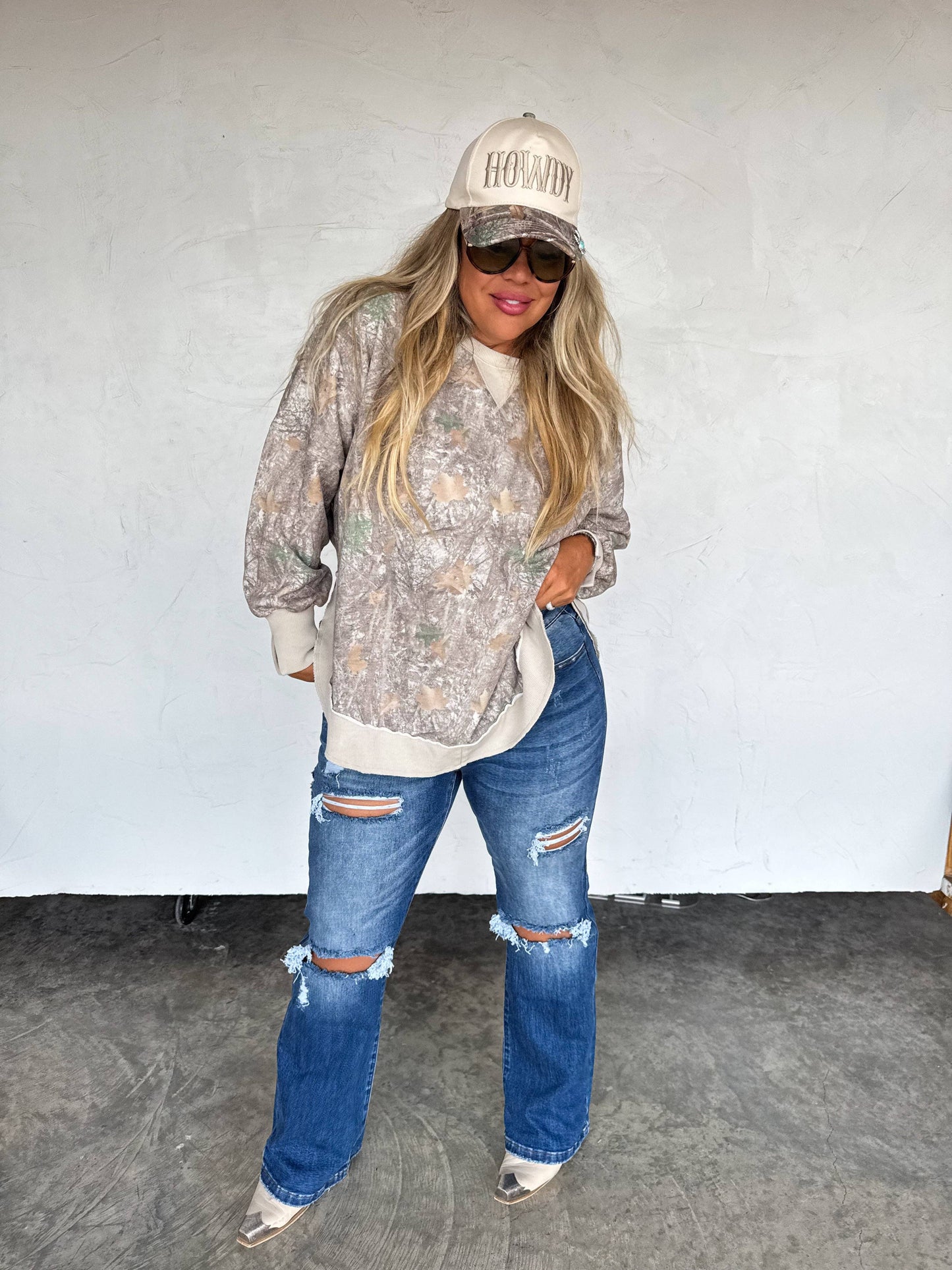 STRAIGHT LEG DISTRESSED JEANS